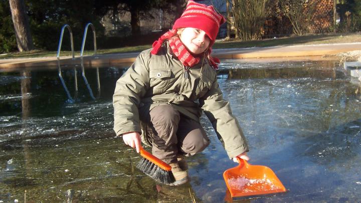 Schwimmteich im Winter
