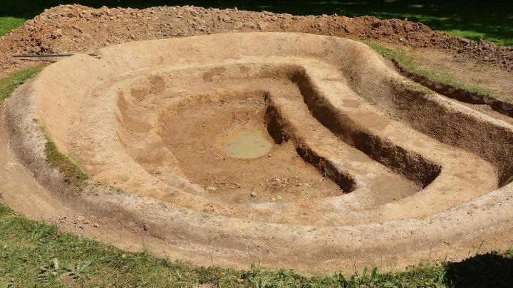 Der Bau eines Gartenteiches.